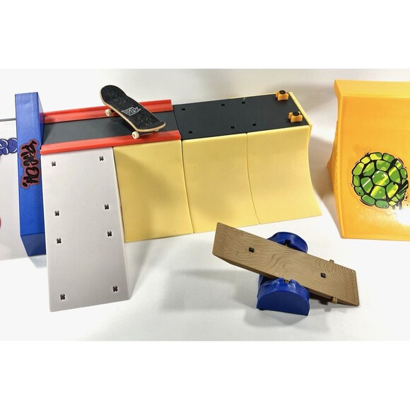 Tech Deck Spin Master Mixed Lot of Skate Park Ramps and Boards with Accessories - Picture 3 of 15